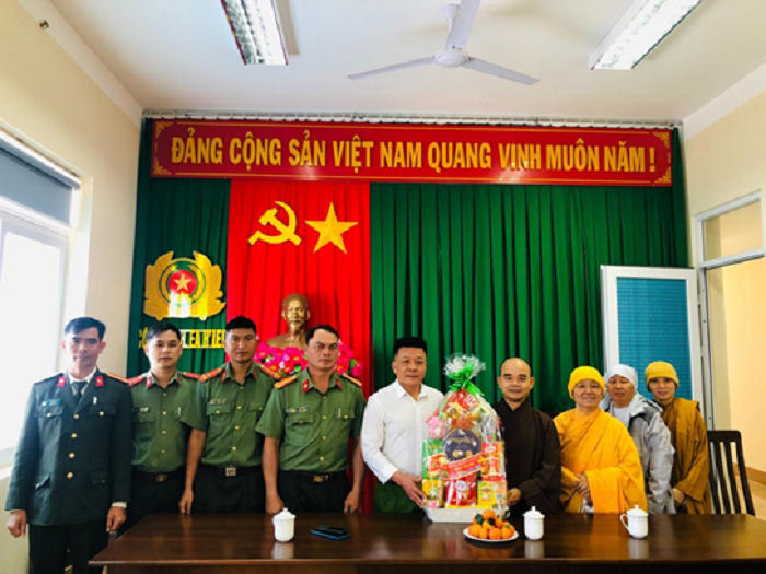 Ban Trị sự Phật giáo Ea Hleo đến thăm, chúc tết Công an huyện